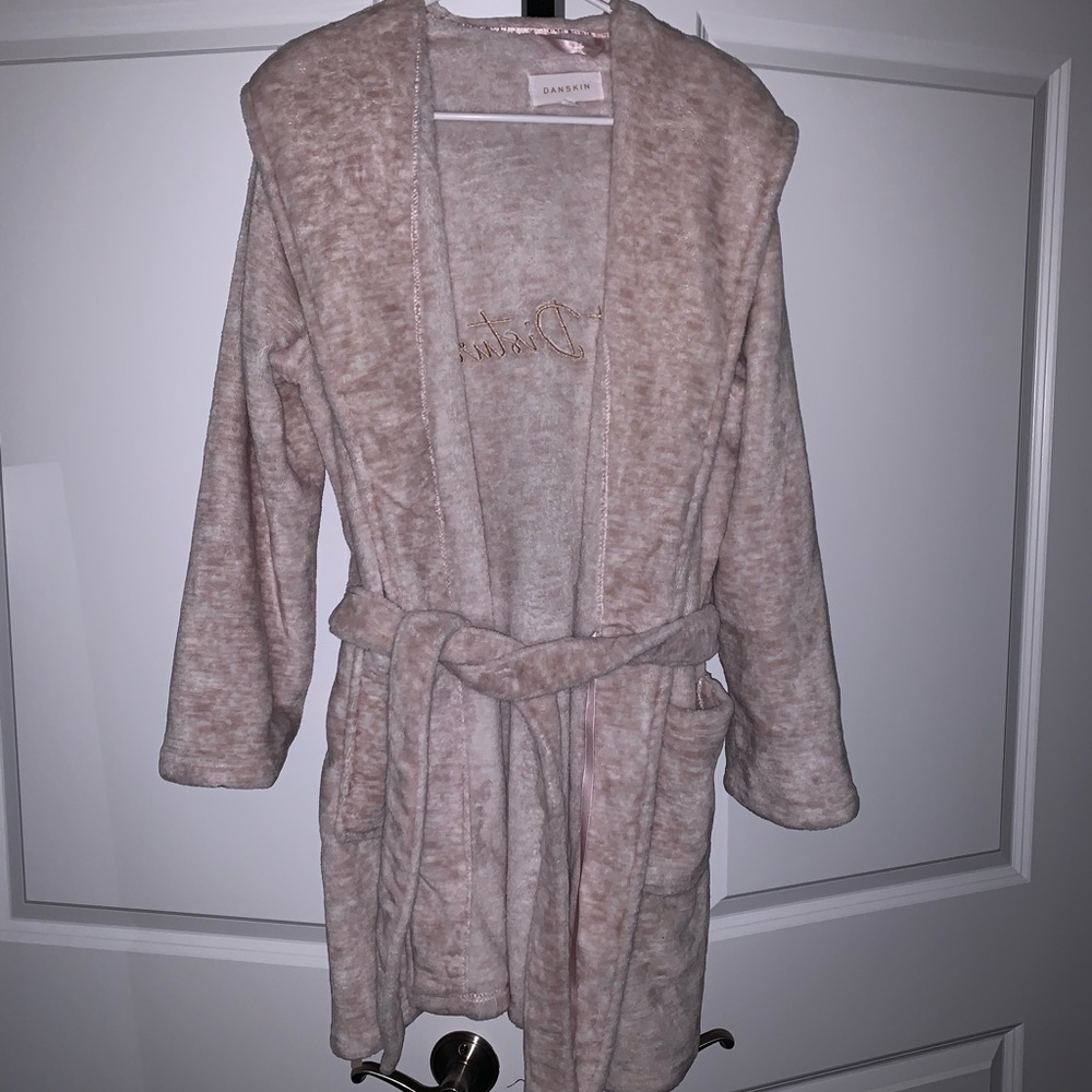 Danskin “Do Not Disturb” Robe 💗